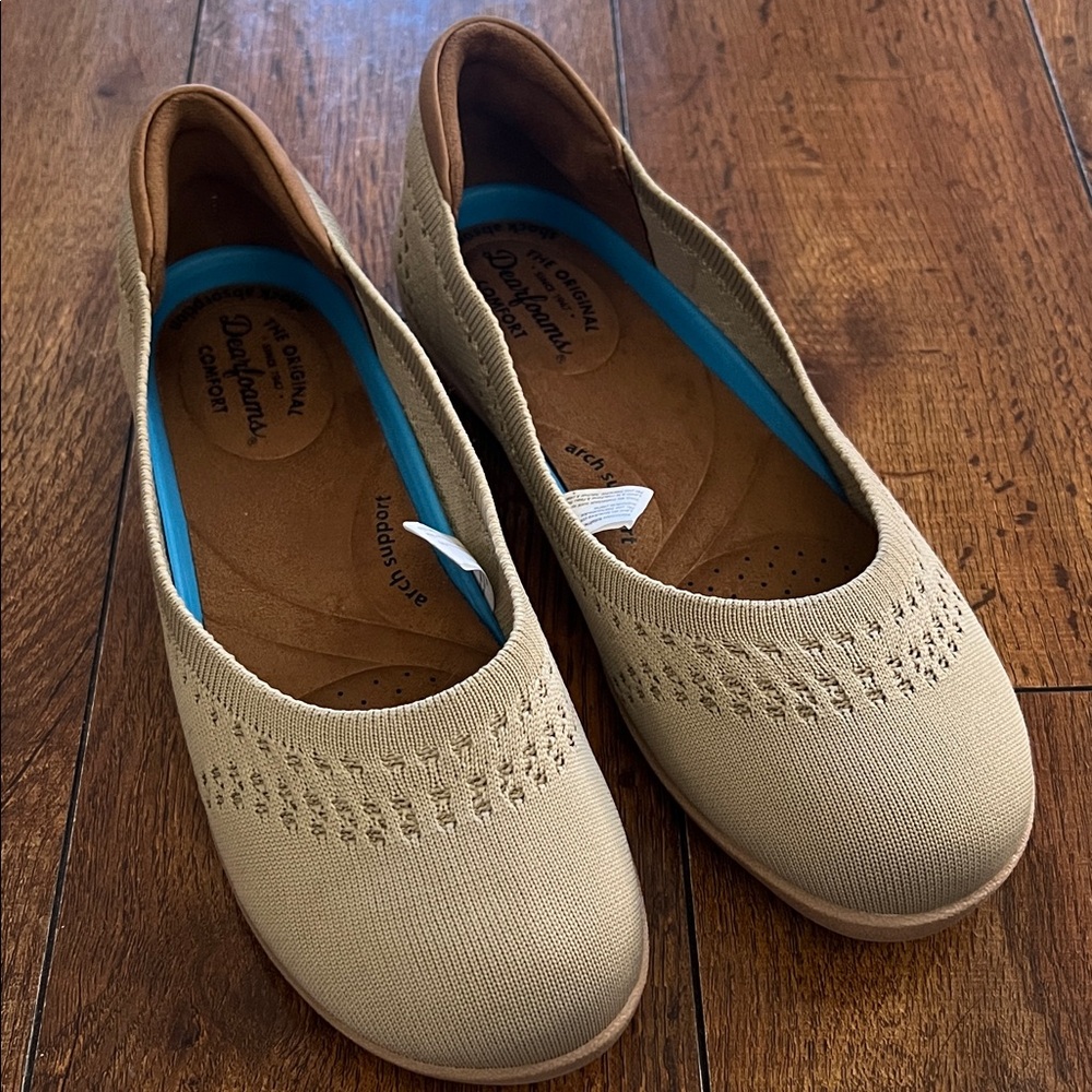 Dearfoams Women's Tan Flats